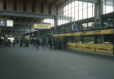 801814 Interieur van het nieuwe Centraal Station (N.S.-station Utrecht C.S.) te Utrecht: stationshal, met loketten.